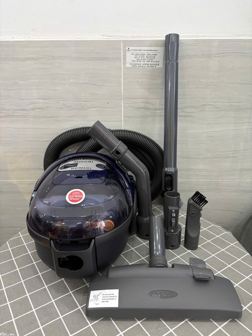 Máy hút bụi không túi Hitachi CV-SF16A  