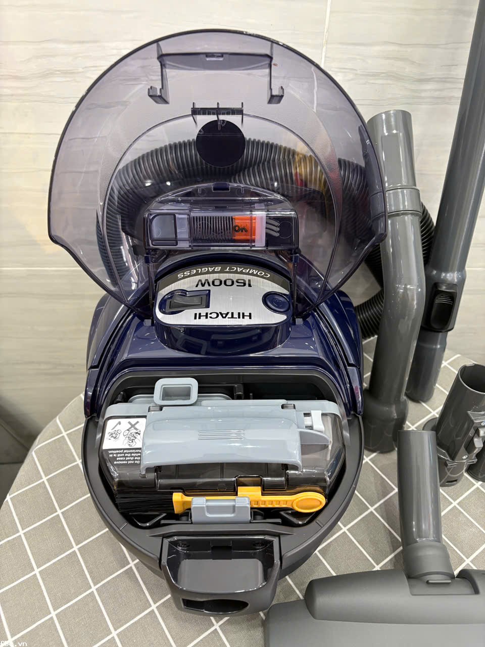 Máy hút bụi không túi Hitachi CV-SF16A  