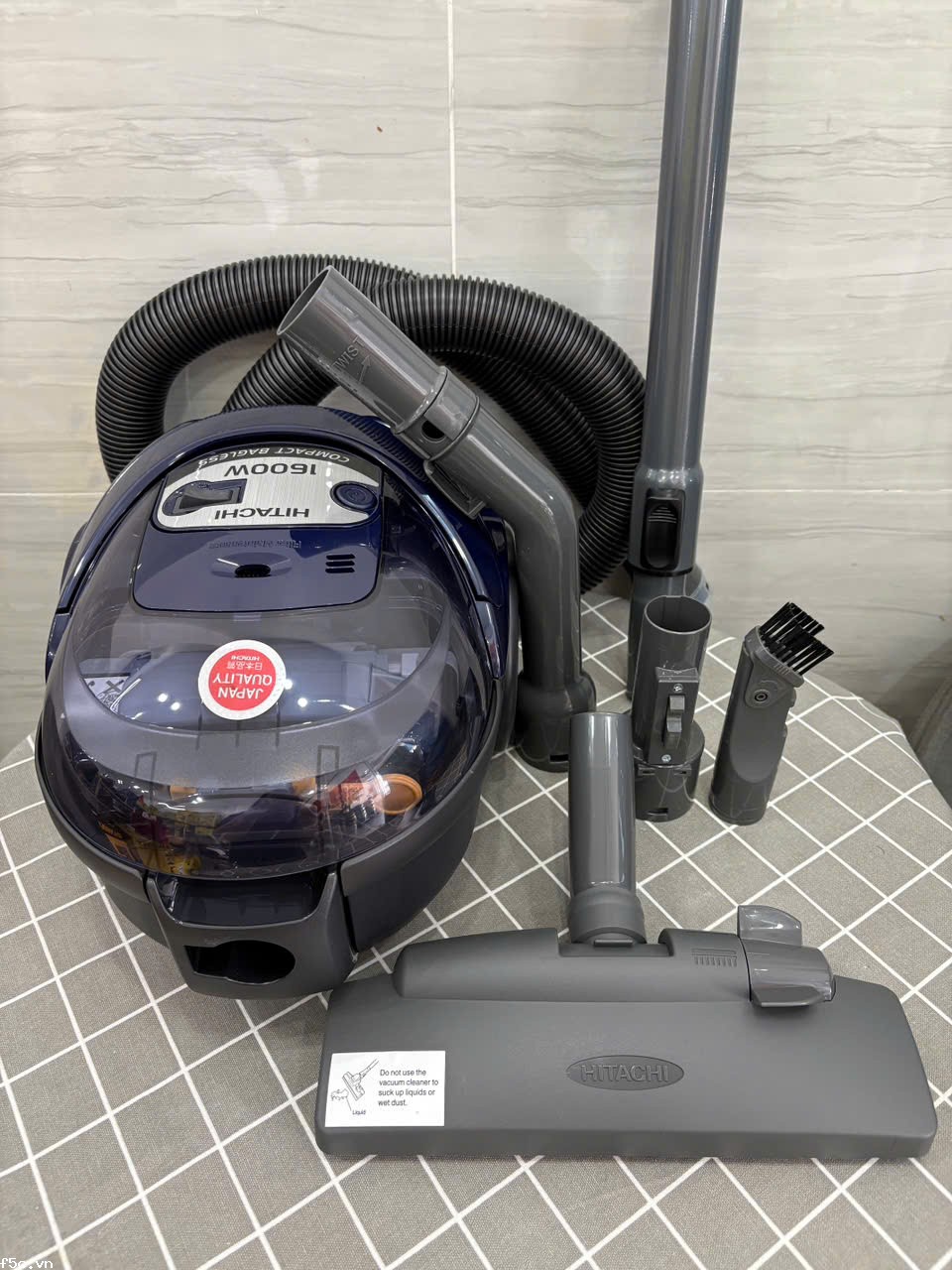 Máy hút bụi không túi Hitachi CV-SF16A  