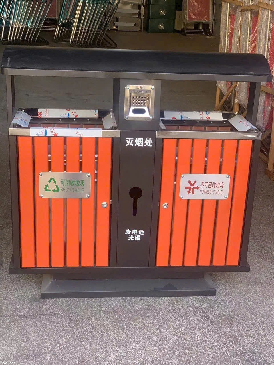 Thùng Rác Ngoài Trời 2 Ngăn Kèm Gạt Tàn 