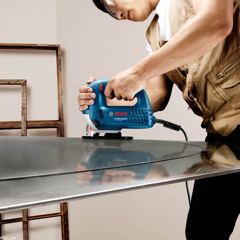 Bosch GST 8000E – Máy cưa lọng 710W, cắt sâu 80 mm gỗ